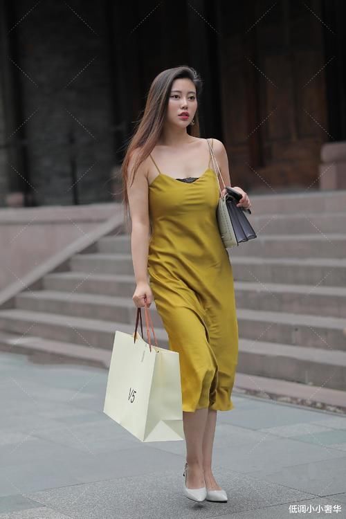 身材 黄色吊带连衣裙搭配白色高跟鞋,尽显身材高挑,穿出浪漫气质