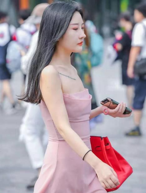 粉色吊带裙+一字小高跟，简单大方又不失时髦，独特气质一览无余