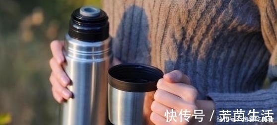 中老年人|“夺命保温杯”被曝光,放入热水出来却是毒水,很多家长仍在购买