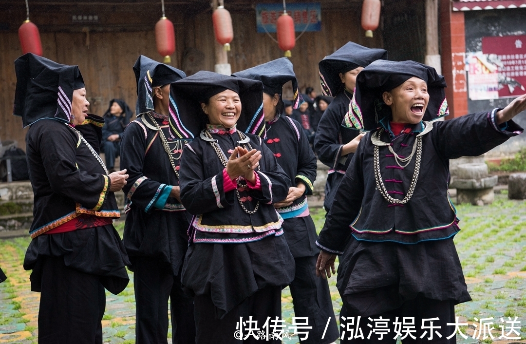 脚底|广西深山有座奇特村寨，人们从头顶黑到脚底，老人小孩最擅长歌舞