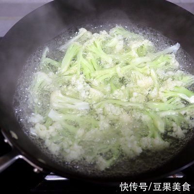 菜花|#助力高考营养餐# 高考晚餐5菜1汤真不赖，鸡腿焖饭香喷