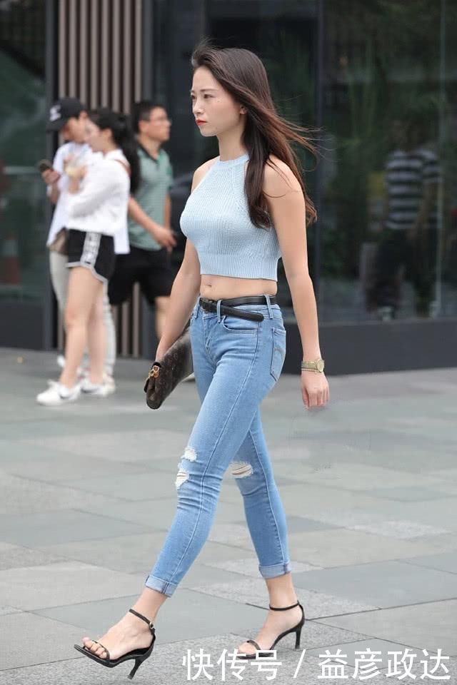 街拍|街拍美女：小姐姐蓝色针织背心搭配紧身牛仔裤，独特的女性之美