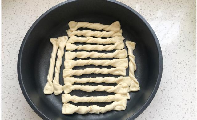 好吃的水煎花卷，拧一拧转一转煎一煎，5分钟出锅