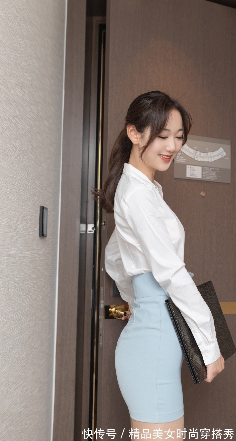 衬衫 白衬衫搭配半身裙,简约的款式不失格调,时尚优雅,美丽动人