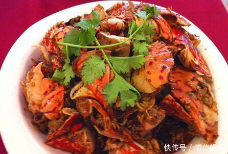 中年夫妻用瓦罐焖做海鲜,一天卖500罐,女顾客:能连罐子端走吗