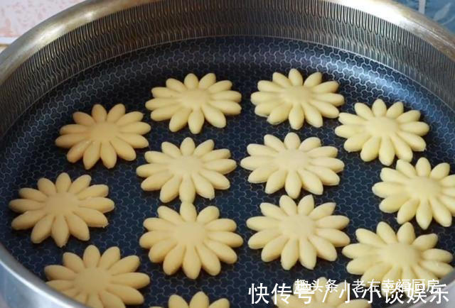 两颗鸡蛋一碗面，给儿子做了一个小零食，暄软香甜，超级好吃