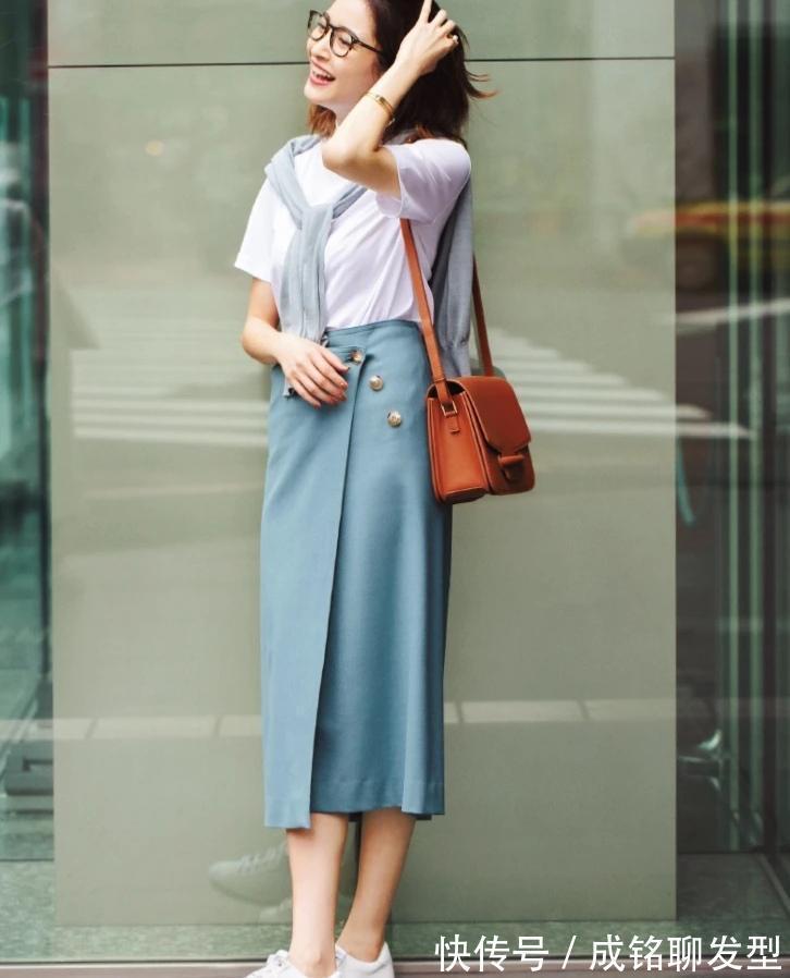 运动鞋|简单就是高级,成熟女人都爱的“半身裙+运动鞋”,舒适又显年轻