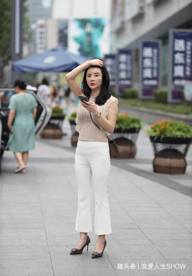 气质辣妈,无袖针织衫,穿出了洒脱的美,轻熟的美