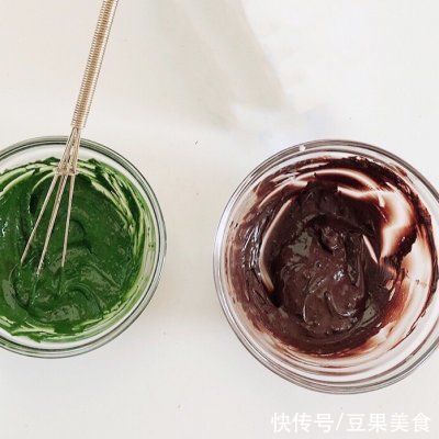吉利丁|做法简单免烤箱｜双色抹茶可可慕斯蛋糕