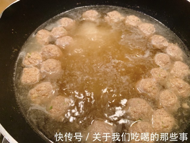 鲁菜大厨教你做汆丸子，学会3招，个个Q弹嫩滑，肉香多汁，真解馋