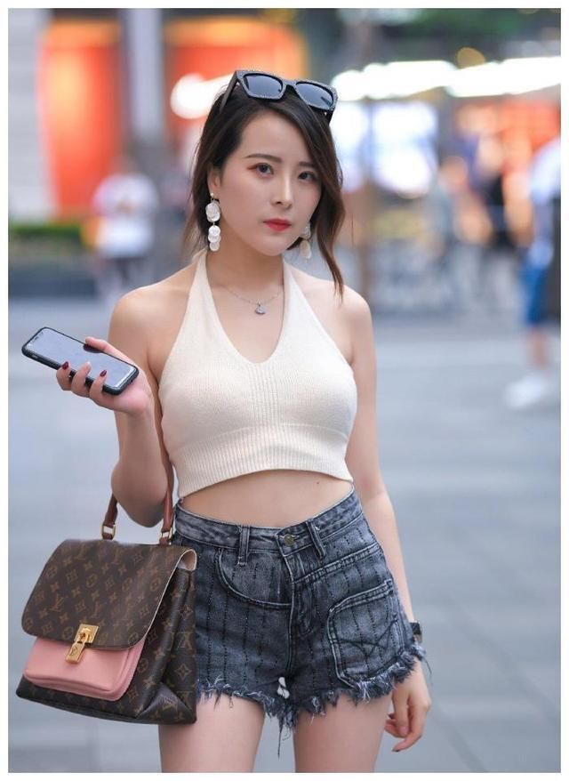 时尚|街拍“矮个”女人，短款背心加高腰牛仔裤，精致又时尚