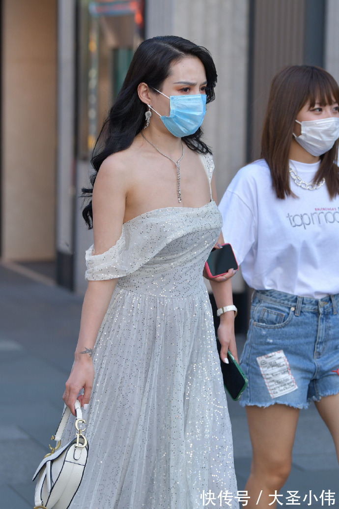 穿法 美女街拍:又火了一种穿法,叫“肩带扯一半”,时髦又撩人