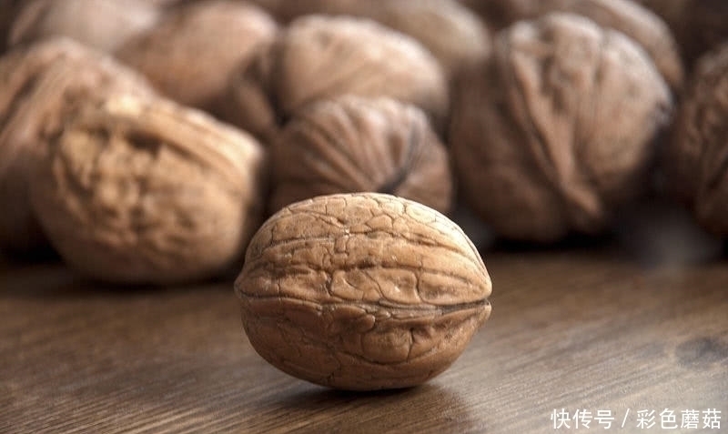 核桃|涨知识：核桃和此物一起煮，失眠跑了，白发变黑发，肾更健康了