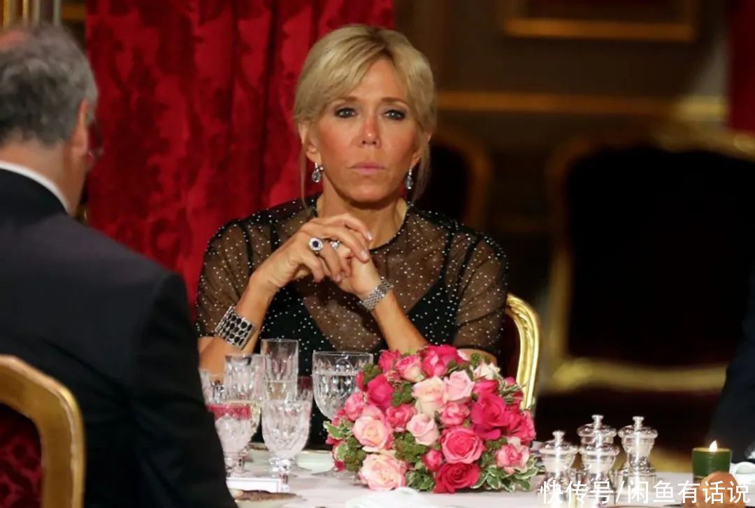 发型|法国夫人终于扎起“鸡窝头”,换个发型变精致,值得妈妈们借鉴