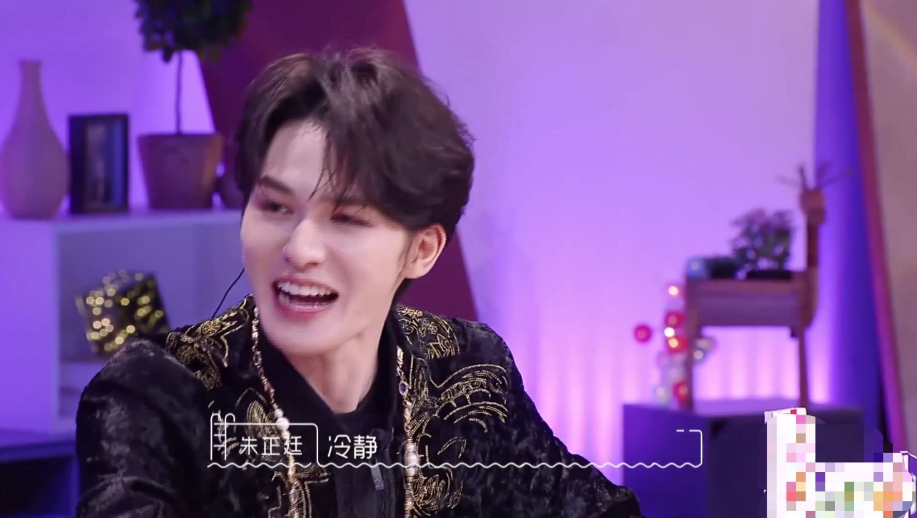 美腿主持张纯烨引导网暴情绪激动吓到朱正廷只因女嘉宾情商低