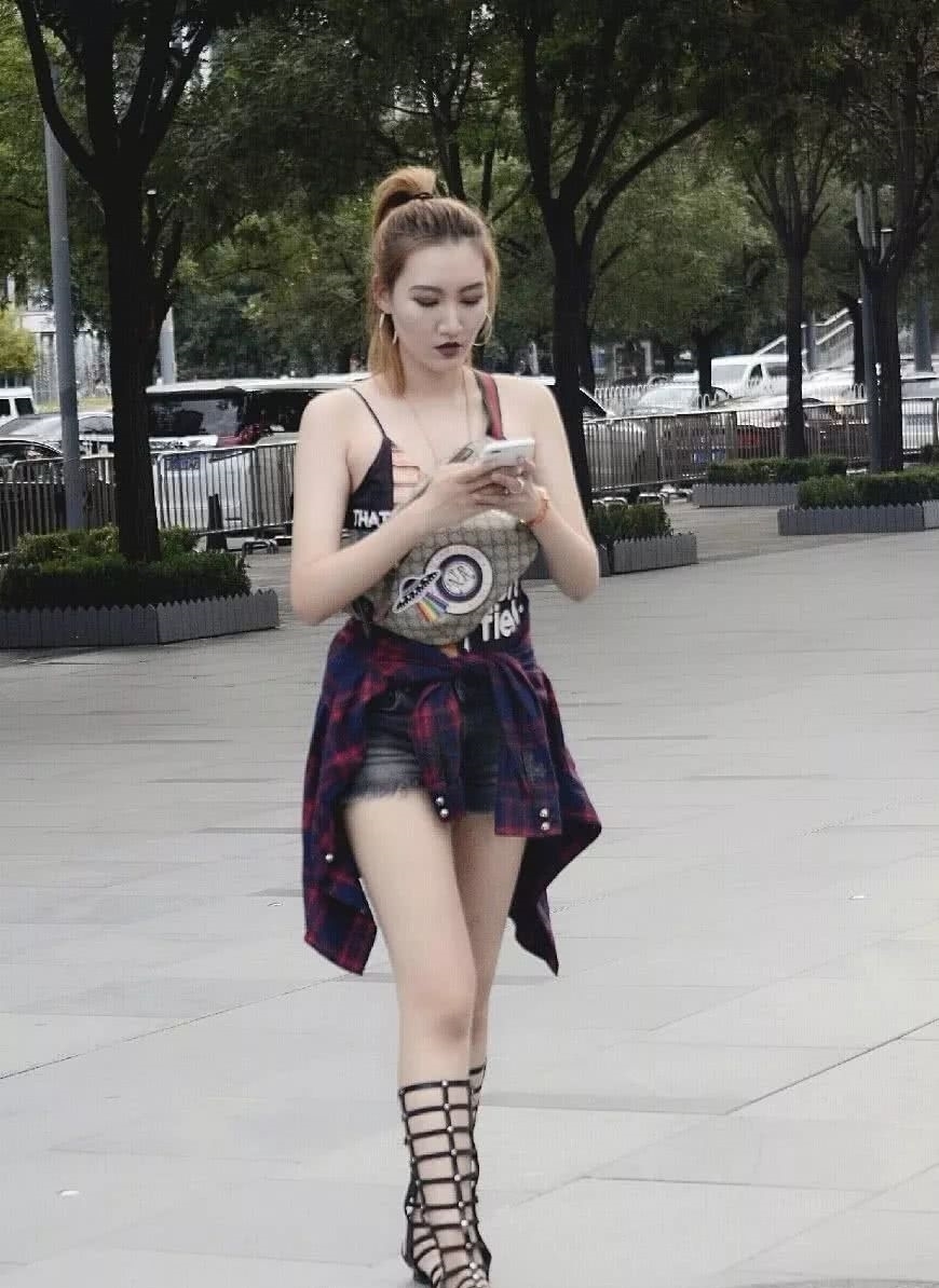 简单|简单随性的穿衣风格也能这么的美!