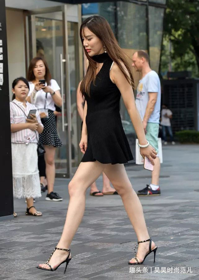 气质女生就爱穿裙装,初秋一条挂脖无袖连衣裙搭配,大方知性优雅