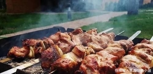  烤韭菜|烧烤摊辞职员工吃烧烤时，别吃3道菜，全都有“猫腻”