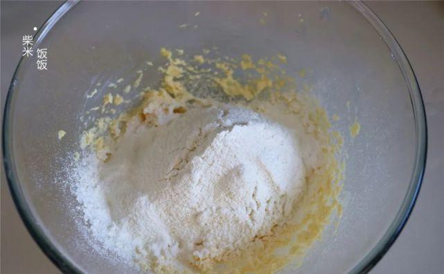 咬一口，酥掉渣，这款炼乳小方太好吃了，做法比面包蛋糕都简单