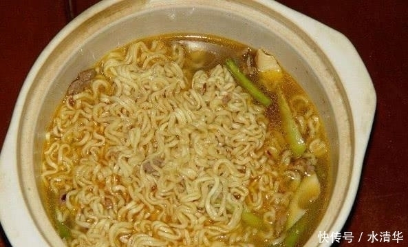 吃不饱|为啥泡面“一包吃不饱,两包吃不完”看完才发现商家的“猫腻”