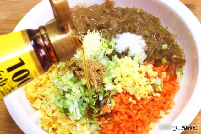 用胡萝卜和粉条做包子原来这么好吃,比白菜馅鲜,比韭菜馅还香