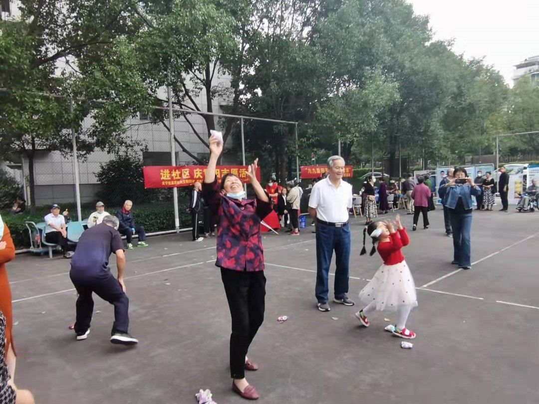 李奶奶|接沙包、夹弹珠、传乒乓球……市区这里的老人们玩嗨了