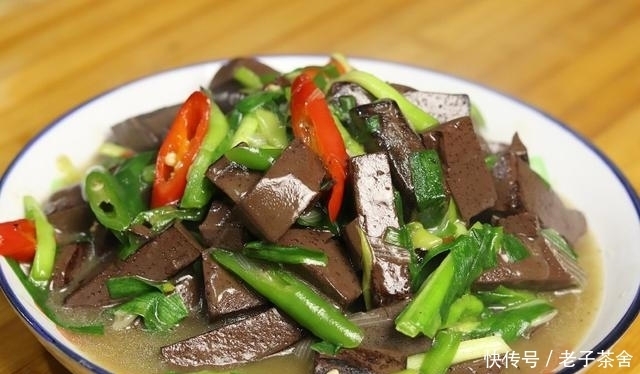 猪血和此菜才是绝配,5块钱炒一盘,补铁助消化,我家一周吃2次