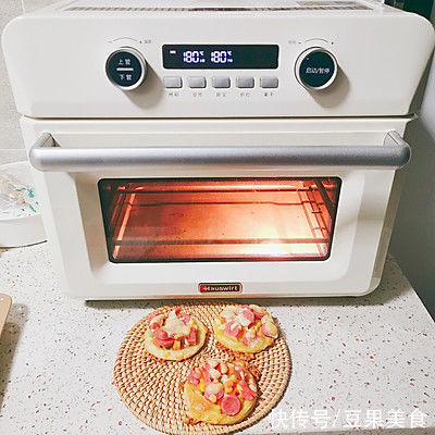 简单而迷你版披萨(蛋挞皮披萨)