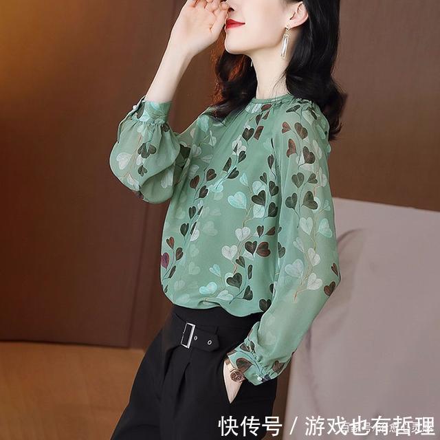 40岁女人要穿嫩一点,少穿黑色。试试这雪纺衫,年轻又洋气