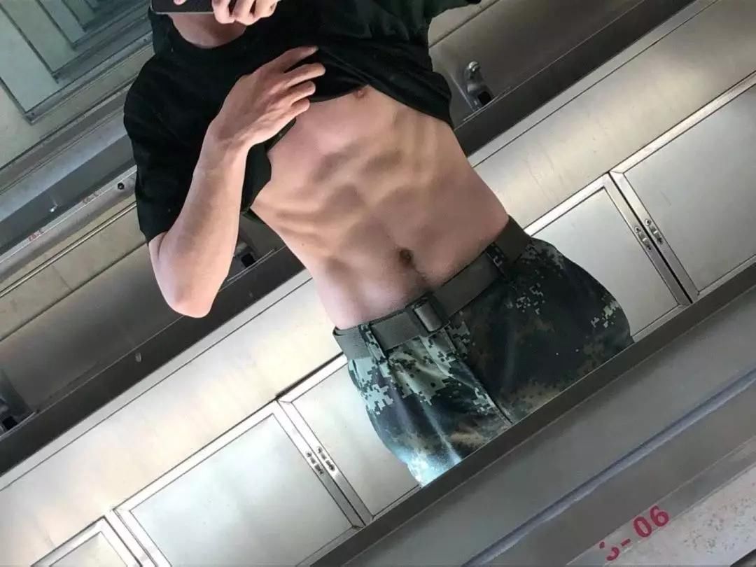 男生|“男生腹肌对女生的吸引力有多大?妈妈我又恋爱了啊啊啊!”