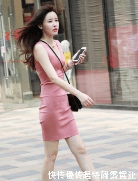 街拍:粉色连衣裙小姐姐,长发飘逸明媚倾城