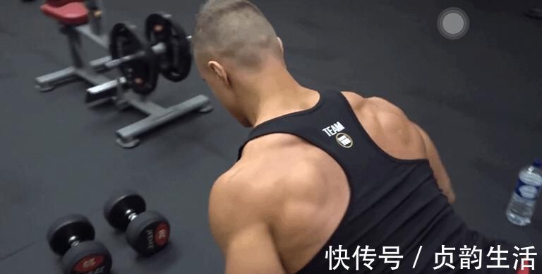 体态|男生健身先练胸肌,不显强壮反倒影响了体态你应该先练这个部位