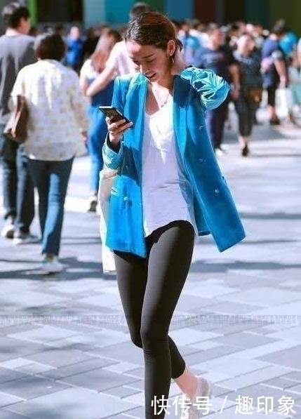 美女街拍明媚动人的小姐姐，穿搭有型，秀出时髦风范