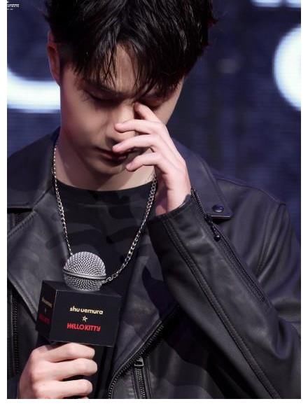 王一博直播和街舞王队长状态大不同：一个惜字如金，一个侃侃而谈