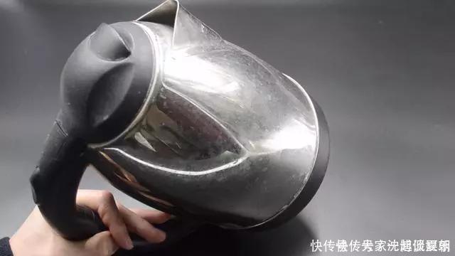 牙膏|用完的牙膏管别扔掉,放在厨房一年能省不少钱,邻居见了纷纷学!