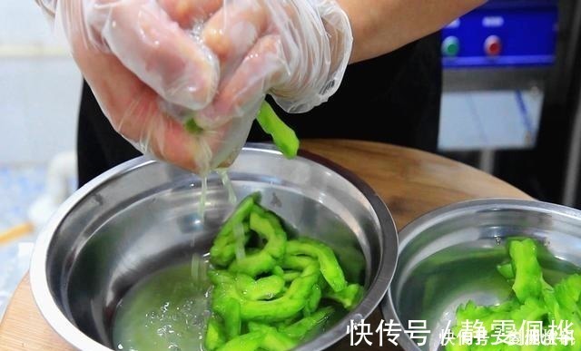 焯水|炒苦瓜时,有人焯水有人直接炒饭店大厨缺了这1步、咋炒都苦