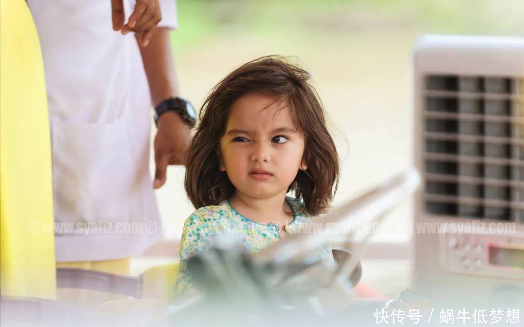 工装裤|又美又飒的“甜酷风”，学学Lisa这样穿，可盐可甜超有范