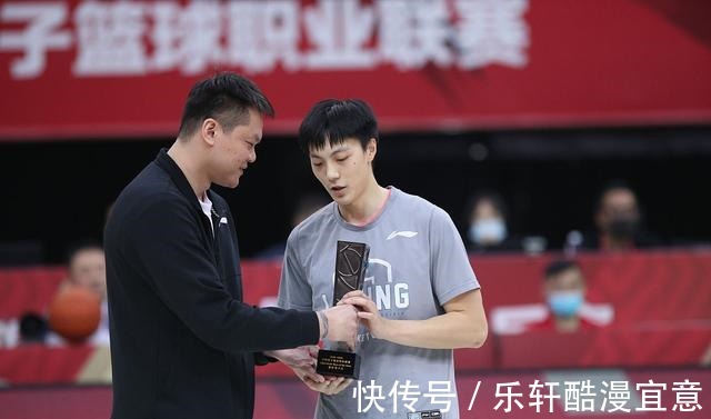韩德君|威姆斯伤人+胡明轩垫脚,韩德君暴揍威姆斯太狠毒,郭艾伦发飙了
