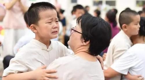 拔掉|8岁男童长出“双排牙”，被拔掉时疼哭了，得知原因后奶奶崩溃