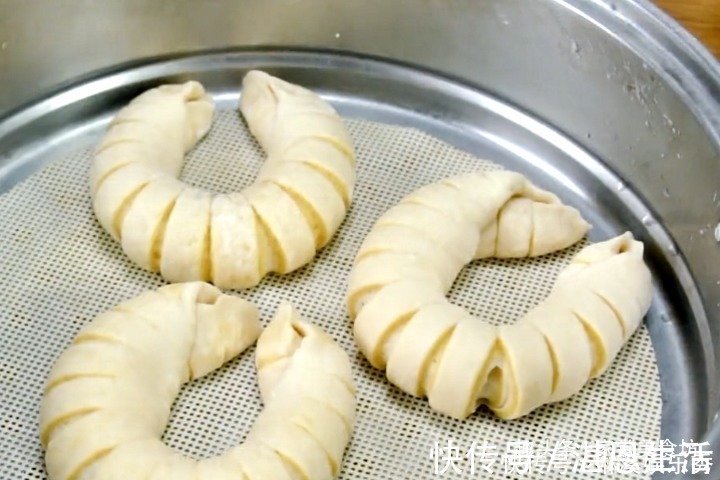 馒头|蒸馒头时,别再用清水和面了,试试此做法,馒头暄软劲道,营养高