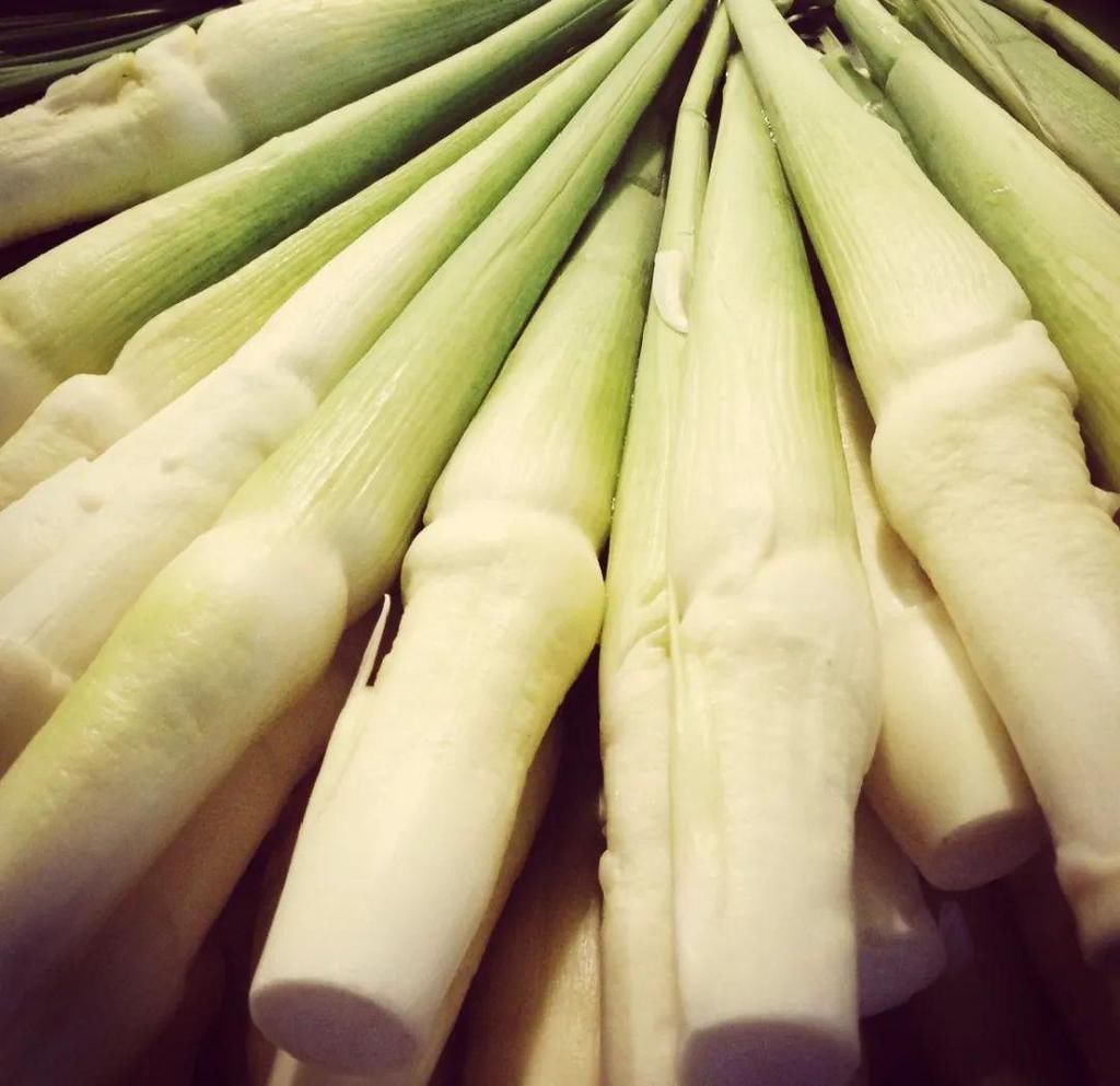 污水沟|污水沟里扒拉出来直接生吃,这是什么奇怪的美食?