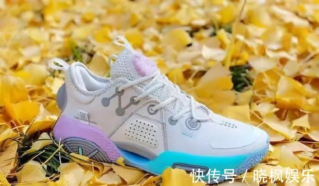 国产品牌 阿迪签名鞋首发“棉花糖”配色，耐克阿迪也开始抄袭国产品牌了！