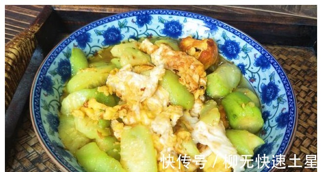 做法|立秋后要多吃丝瓜,教你简单做法,丝瓜翠绿不变黑,营养又入味!