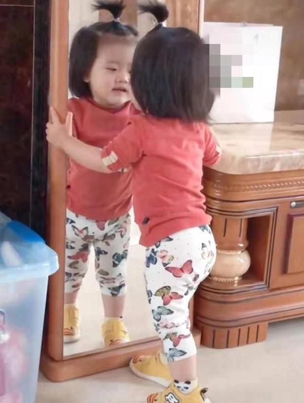 小女孩|女儿照镜子看小蛮腰没了,宝妈忍不住笑,网友:像极了减肥失败