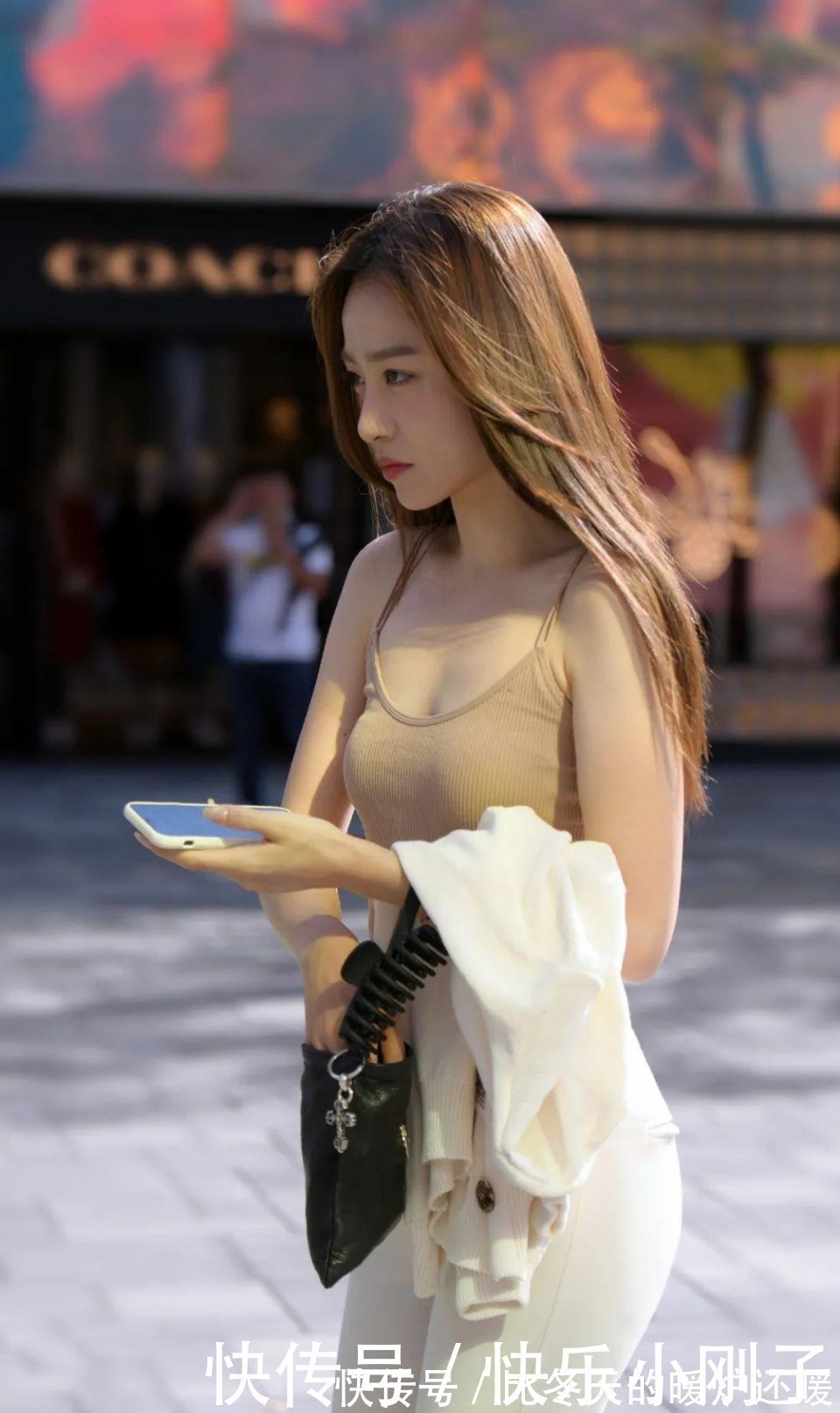 迷人|撩头发的动作实在是太迷人了,不会第一眼就吸引你,但非常耐看