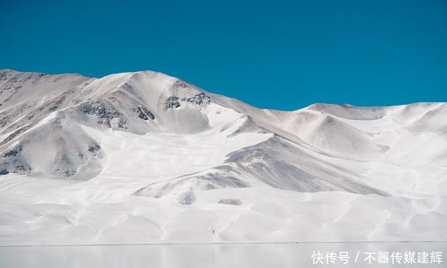 新疆白沙湖，水如镜面，边上还有一整座白沙山