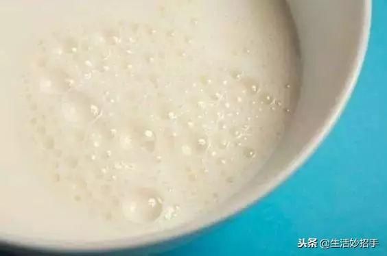 洗衣服时加点这个,连搓一下都不用,衣服立刻干净如新