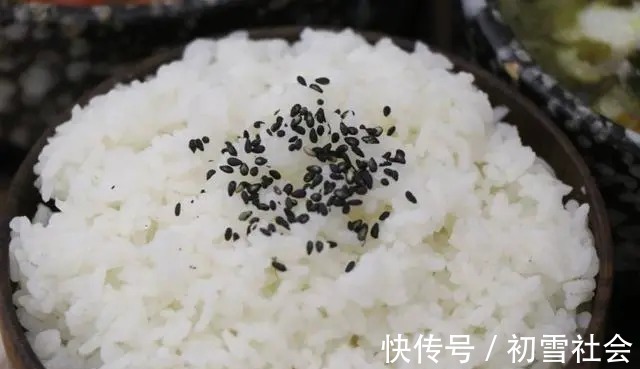 诱食剂|钓鱼：大米这么处理，用来打窝，比买的窝料效果还好！