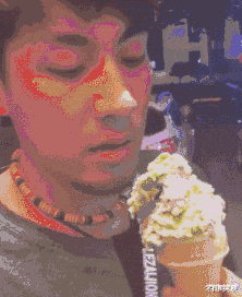 架势|“对门刚搬来的小姐姐开着门做饭,好奇瞅了一眼,这架势是刚睡醒?”,哈哈哈哈!