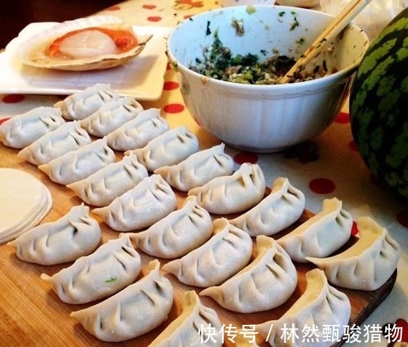 包饺子|建议大家:包饺子别用手捏了,教你正确做法,不脏手还包得快